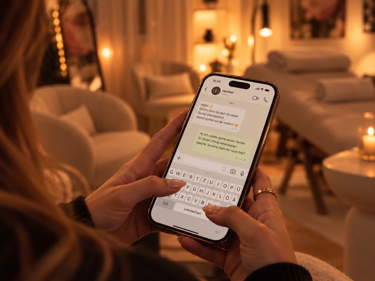 Eine Kundin schreibt norabel per WhatsApp für einen Termin